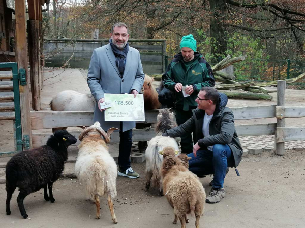 v.l.: Oberbürgermeister Julian Vonarb, Tierparkmitarbeiter Steffen Horn, Leiter Dr. Florian Weise